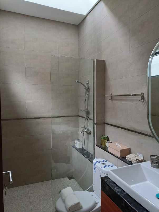 dijual rumah jl setraduta