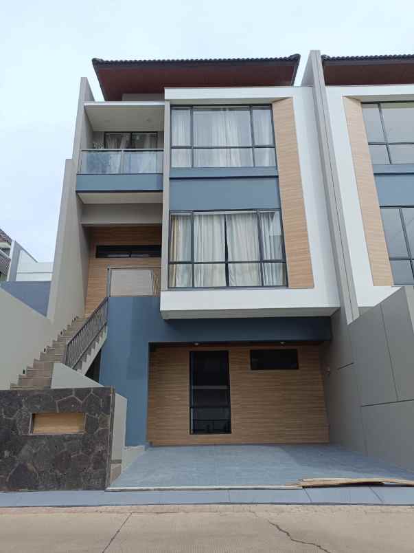 dijual rumah jl setraduta