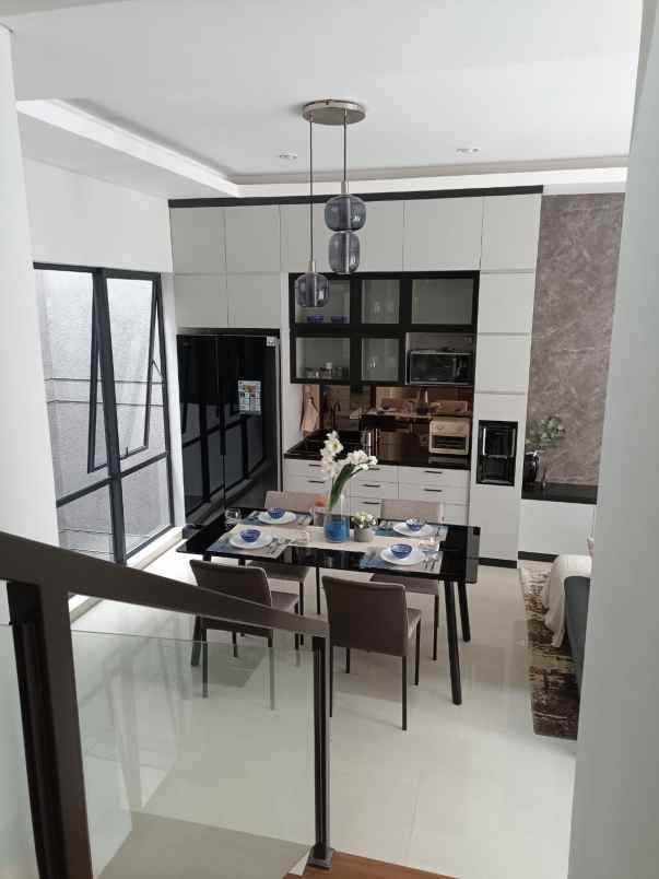 dijual rumah jl setraduta