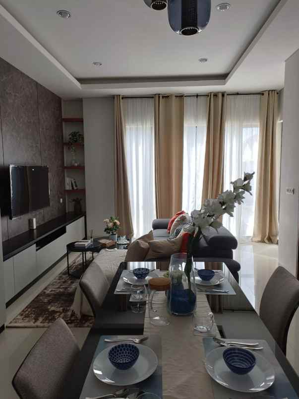 dijual rumah jl setraduta