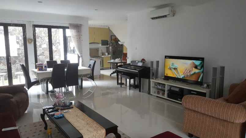 dijual rumah jl wr supratman