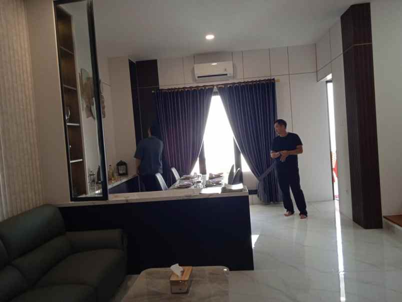 dijual rumah jln hayam wuruk