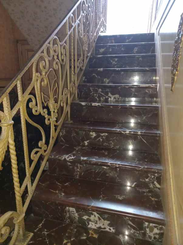 dijual rumah kayu putih