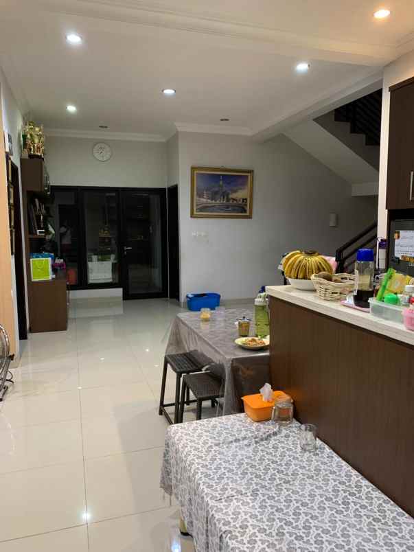 dijual rumah kebon kacang selangkah