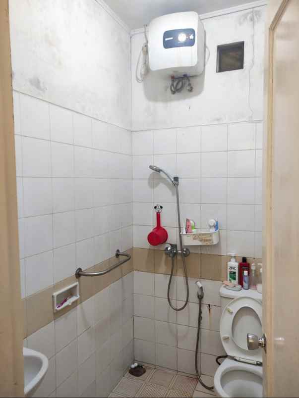 dijual rumah kencana loka