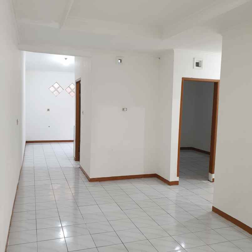 dijual rumah komplek cempaka arum