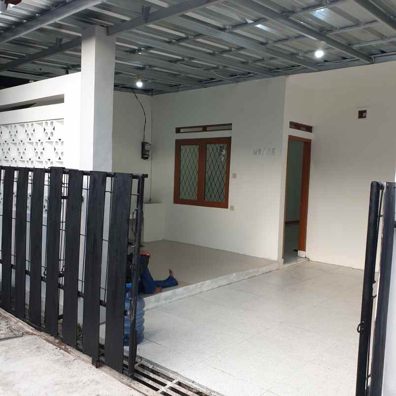 dijual rumah komplek cempaka arum