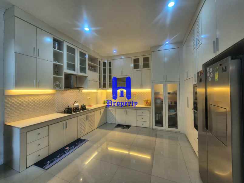 dijual rumah komplek evergreen jalan