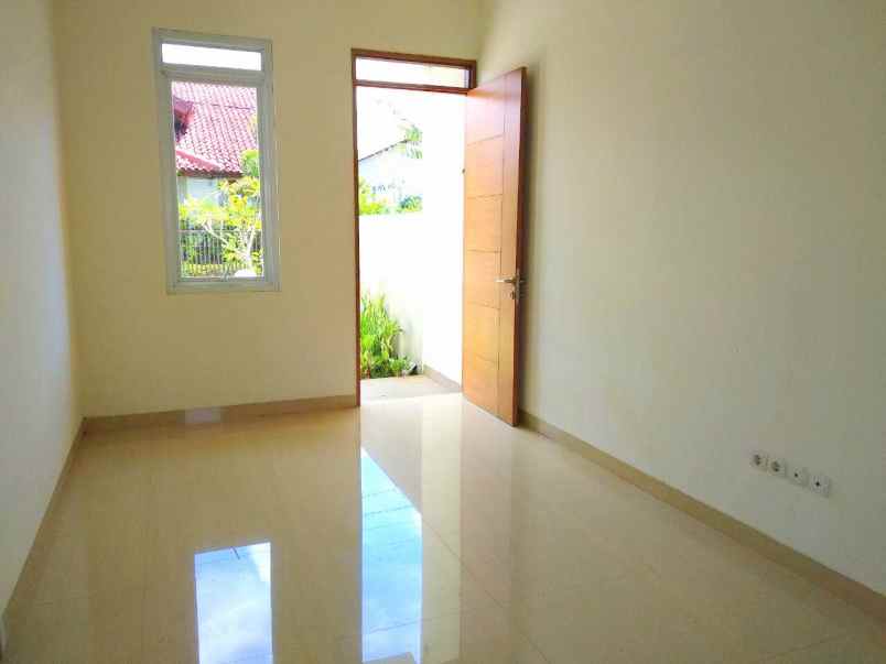 dijual rumah komplek sariwangi