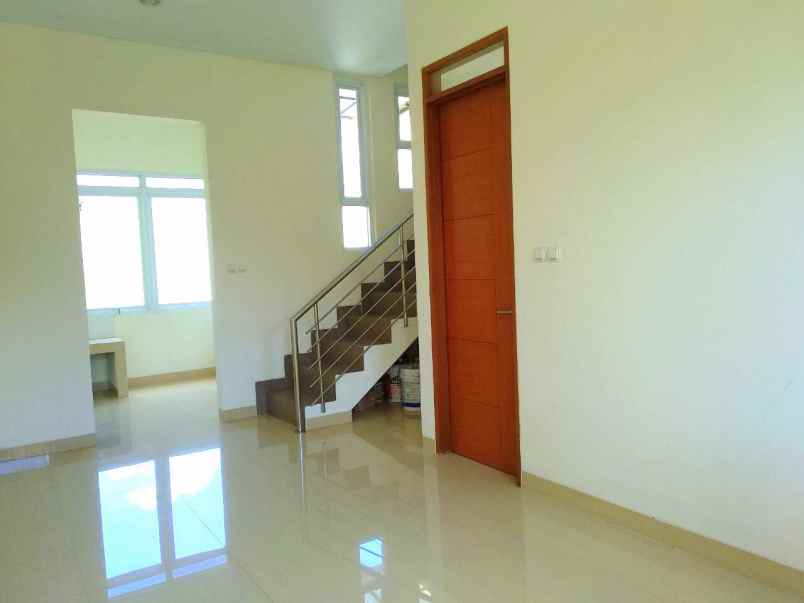 dijual rumah komplek sariwangi