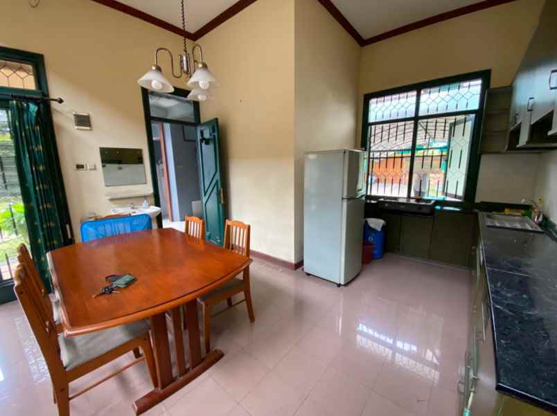 dijual rumah luas di bawah harga pasar di arcamanik