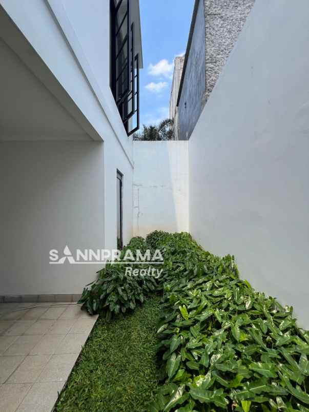 dijual rumah mewah klasik 3 lantai dekat tol andara