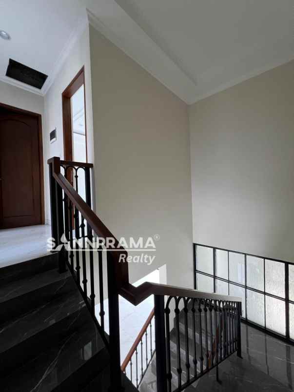 dijual rumah mewah klasik 3 lantai dekat tol andara