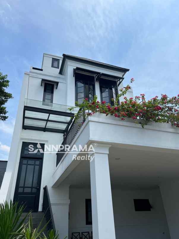 dijual rumah mewah klasik 3 lantai dekat tol andara