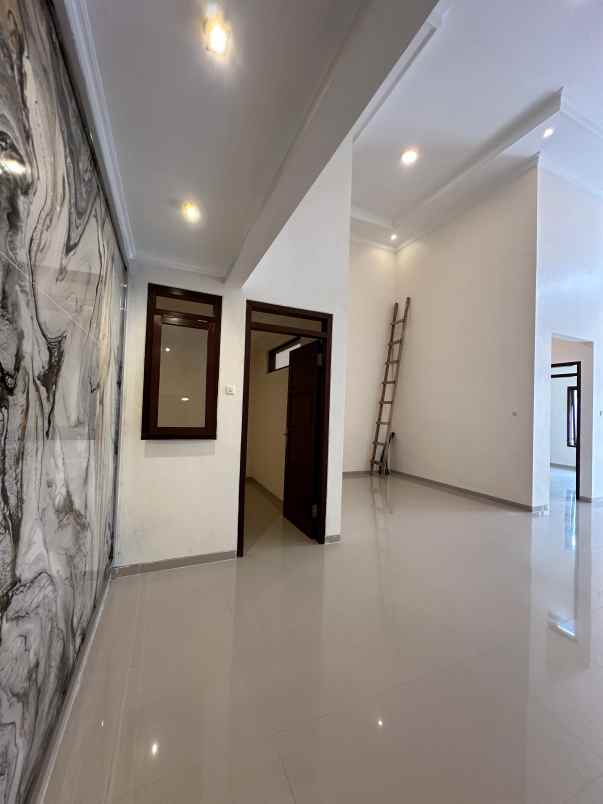 dijual rumah mewah siap huni lokasi di araya