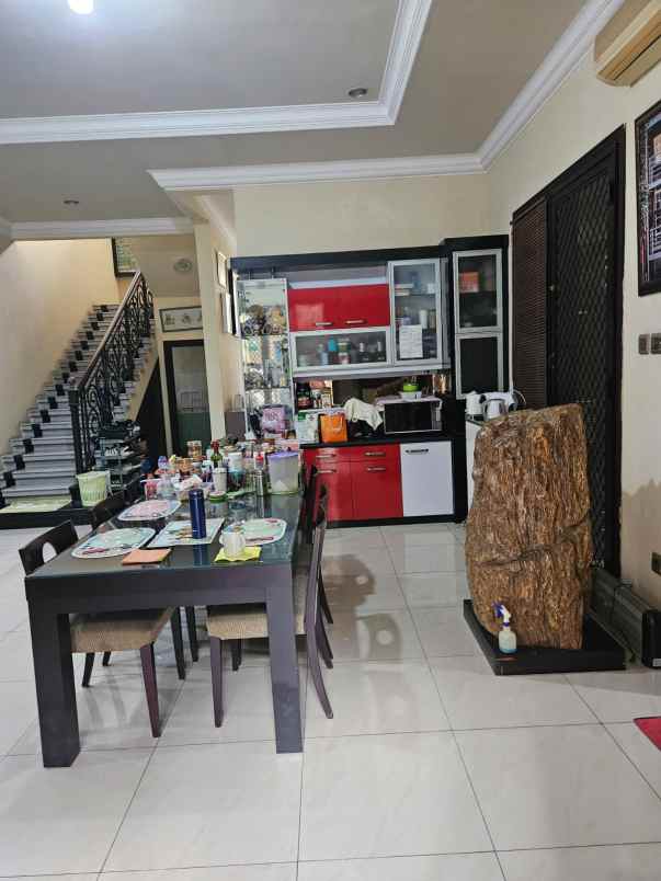 dijual rumah pakuwon city