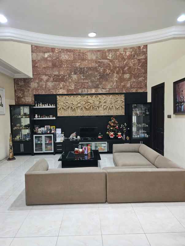 dijual rumah pakuwon city