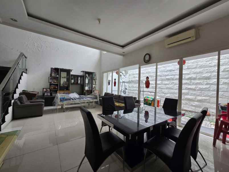 dijual rumah pakuwon city