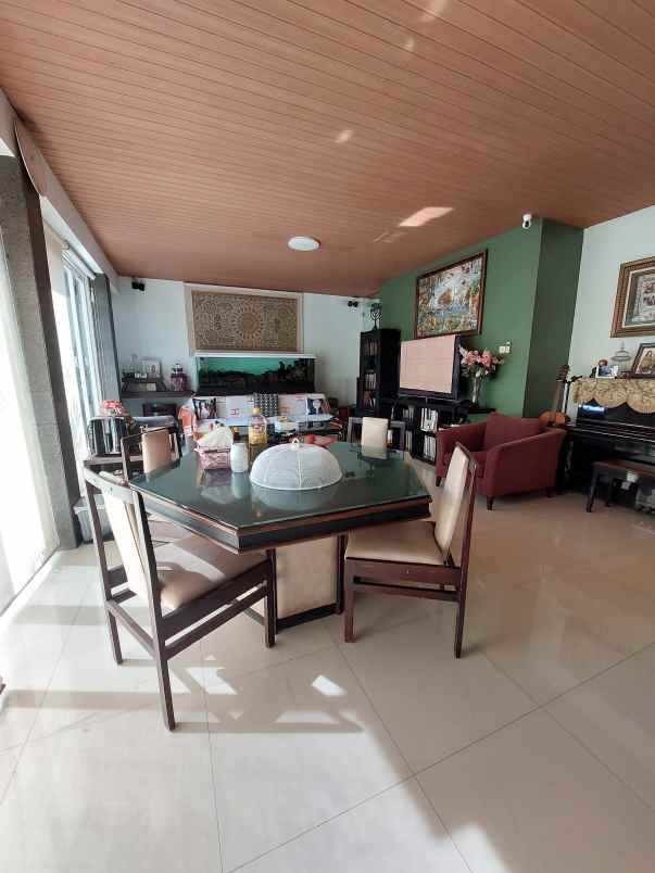 dijual rumah pakuwon city