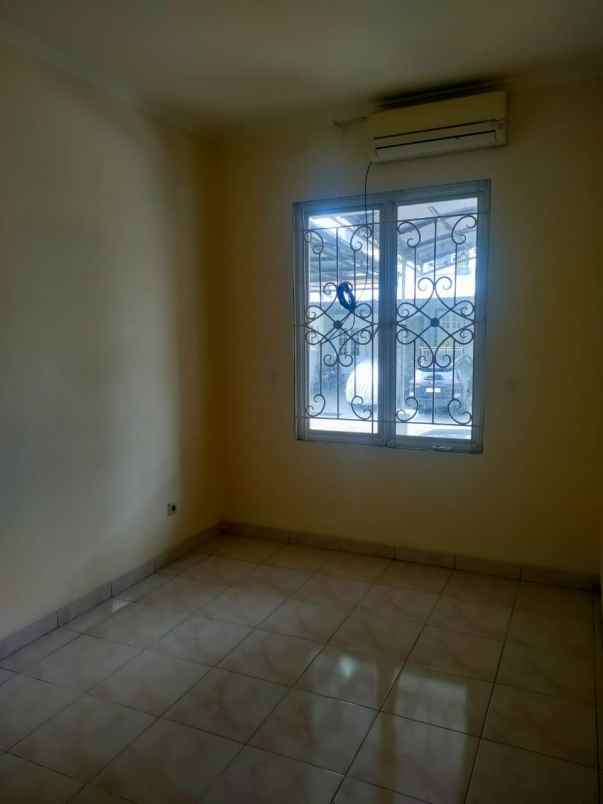 dijual rumah palem semi