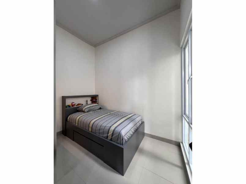 dijual rumah perumahan persada