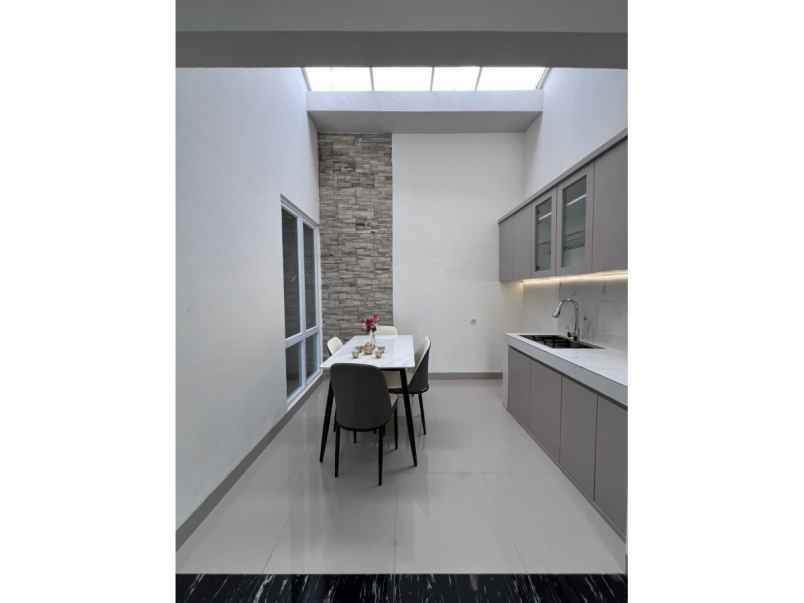 dijual rumah perumahan persada