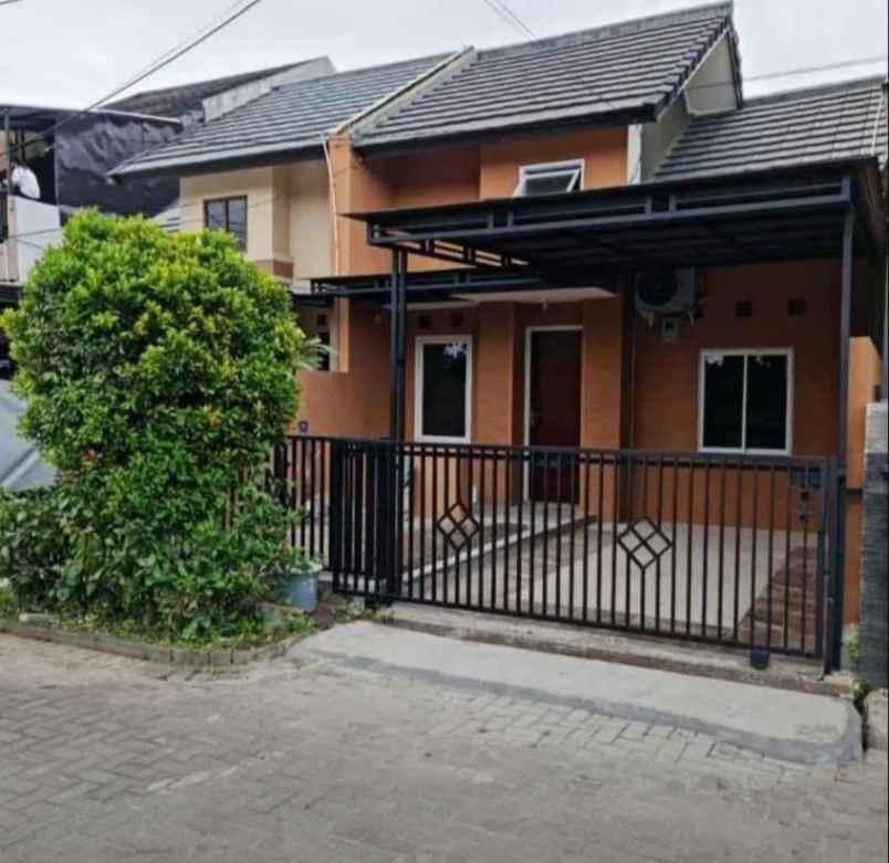 dijual rumah pinus regency jl soekarno