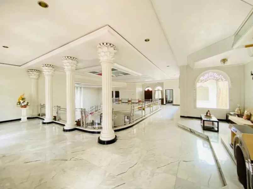 dijual rumah raya dharmahusada