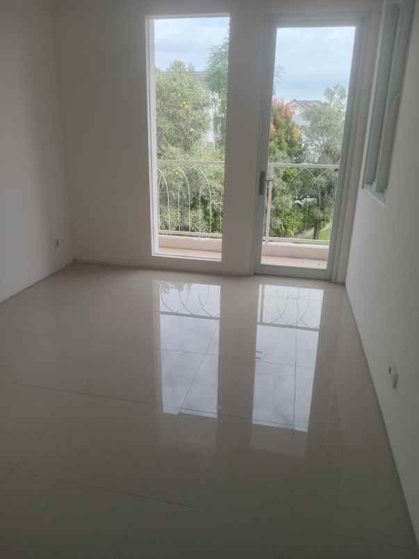 dijual rumah royal residence