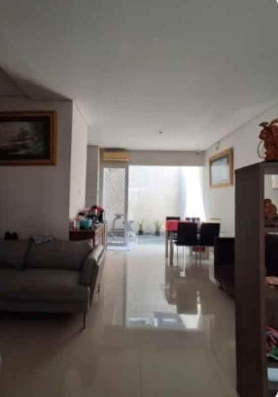 dijual rumah royal residence