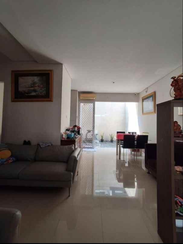 dijual rumah royal residence