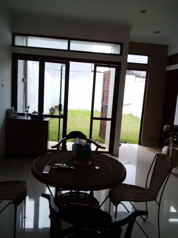 dijual rumah sariwangi selatan