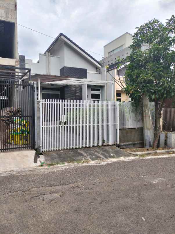 dijual rumah sariwangi selatan