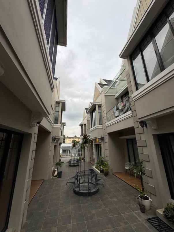 dijual rumah setra duta