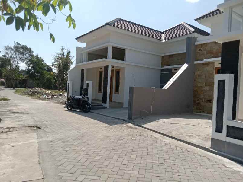 dijual rumah siap huni dekat pasar sleman