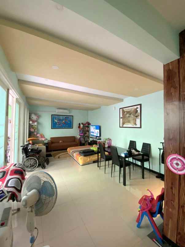 dijual rumah springhills sawojajar