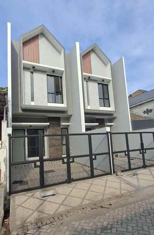 dijual rumah sutorejo