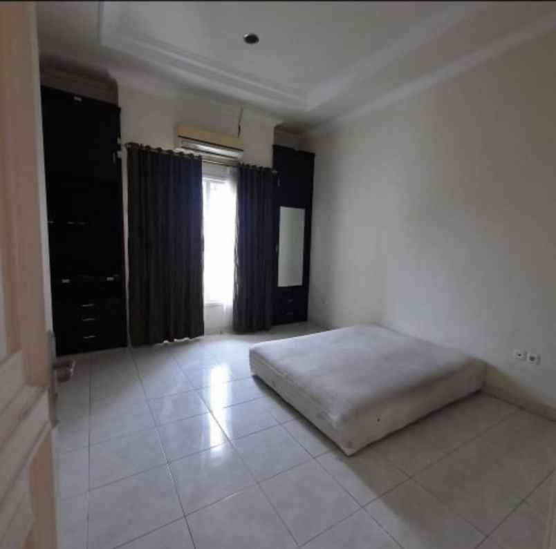 dijual rumah tenggilis utara