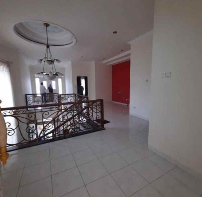 dijual rumah tenggilis utara