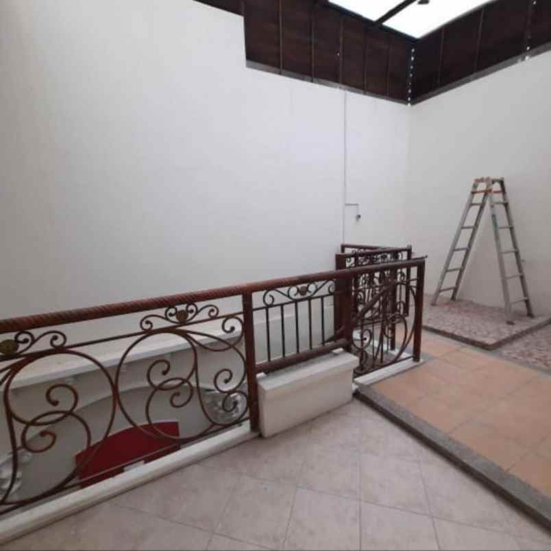 dijual rumah tenggilis utara
