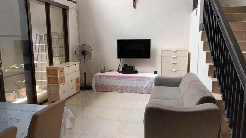 dijual rumah tenggilis utara