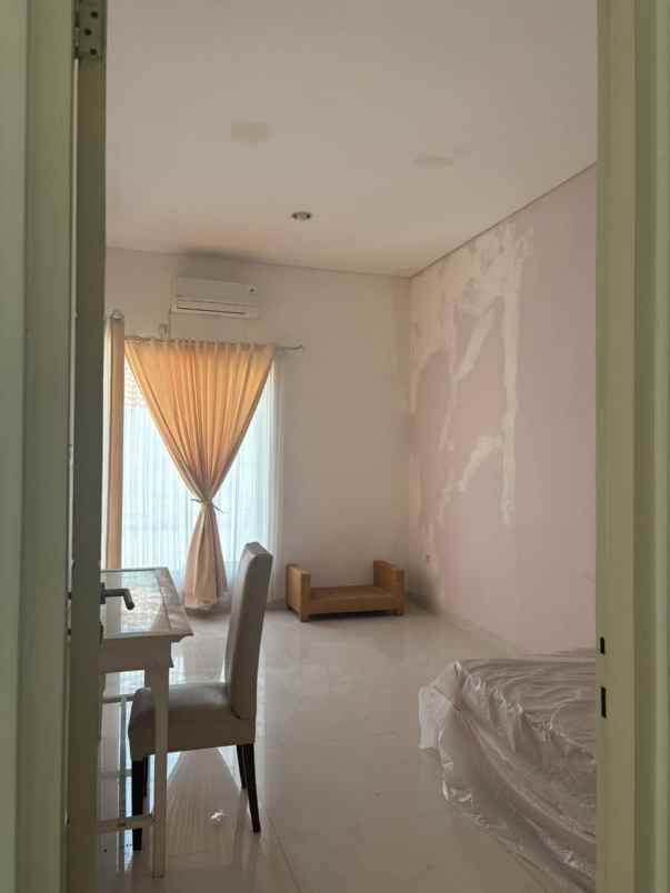 dijual rumah vila valensia lontar