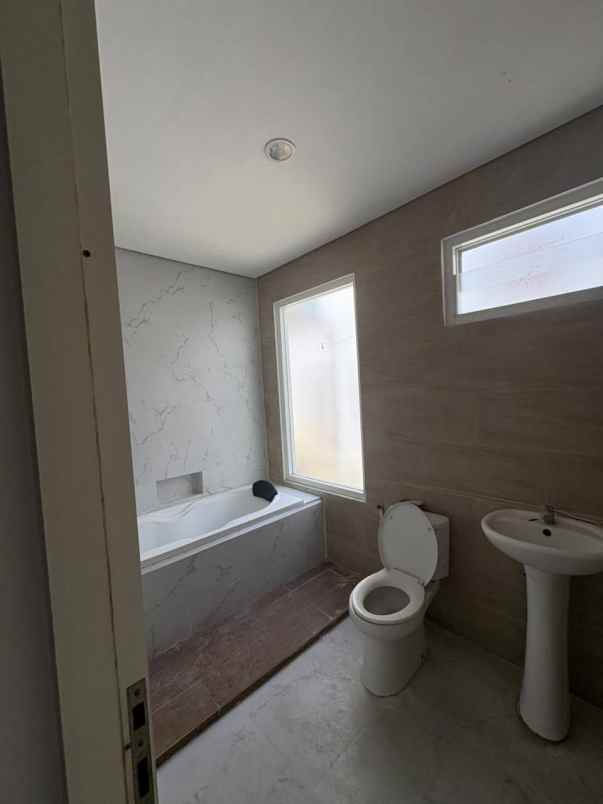 dijual rumah vila valensia lontar