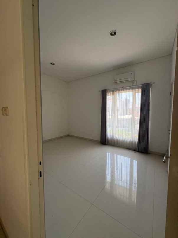dijual rumah vila valensia lontar
