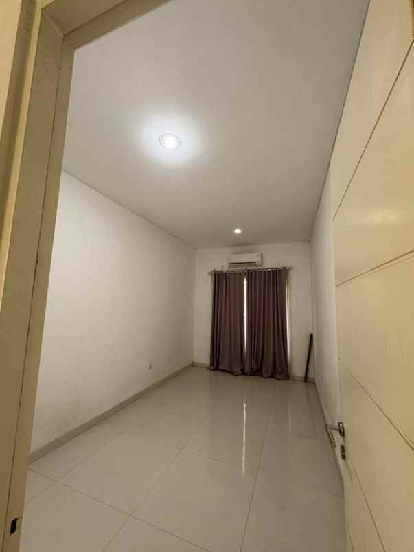 dijual rumah vila valensia lontar