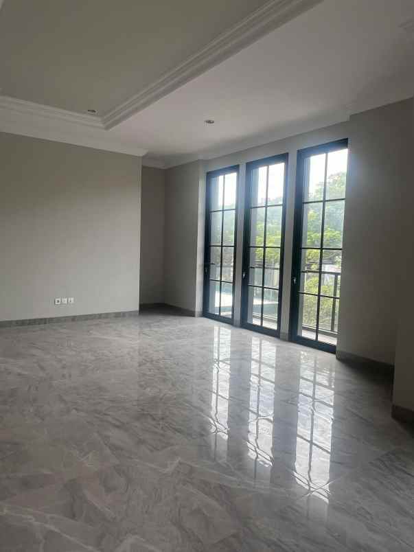 dijual villa jalan boulevard raya mmtc