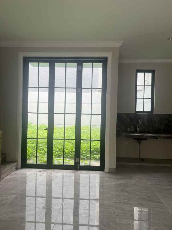 dijual villa jalan boulevard raya mmtc