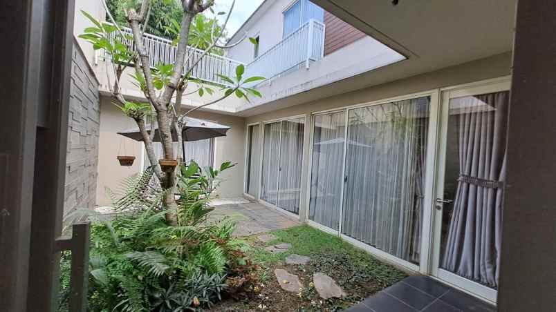 dijual villa jalan taman dayu