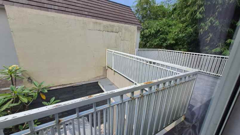 dijual villa jalan taman dayu