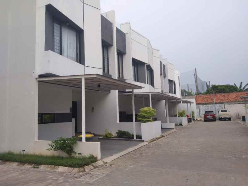 dp 50 jt rumah 3 lantai siap huni di tangerang selatan